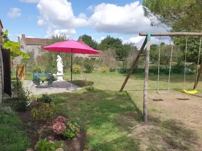 Jardin de l'établissement Gîte de la BOËRE - piscine