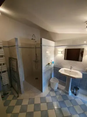 Salle de bains dans l'établissement Gîte de la BOËRE - piscine