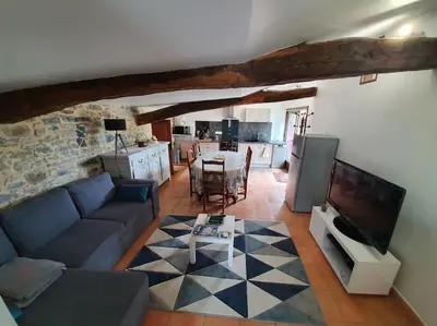 Cuisine ou kitchenette dans l'établissement Gîte de la BOËRE - piscine