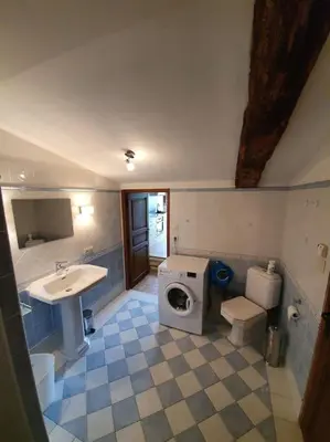 Salle de bains dans l'établissement Gîte de la BOËRE - piscine