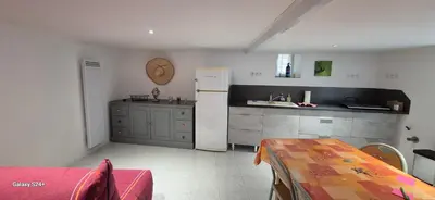 Cuisine ou kitchenette dans l'établissement La Lorraine