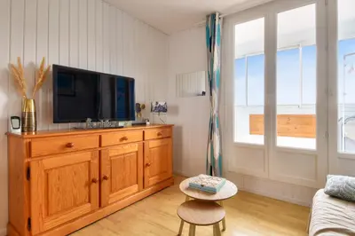 Télévision ou salle de divertissement dans l'établissement Douce échappée à deux pas de la plage