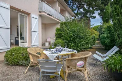 Jardin de l'établissement Rez de jardin à 400m de la Plage pour 4