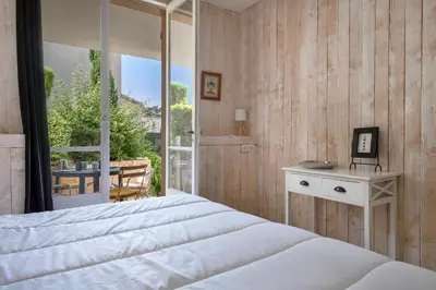 Un ou plusieurs lits dans un hébergement de l'établissement Rez de jardin à 400m de la Plage pour 4