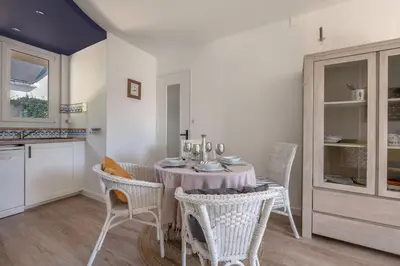 Cuisine ou kitchenette dans l'établissement Rez de jardin à 400m de la Plage pour 4