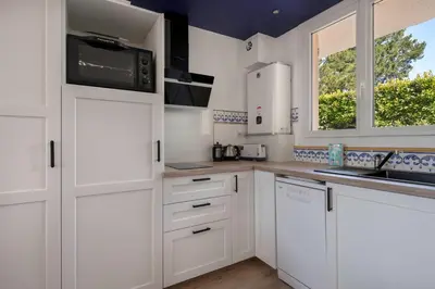 Cuisine ou kitchenette dans l'établissement Rez de jardin à 400m de la Plage pour 4