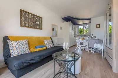 Coin salon dans l'établissement Rez de jardin à 400m de la Plage pour 4