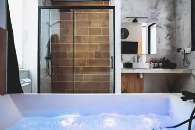 Salle de bains dans l'établissement LOVE ROOM, La Douce Angevine