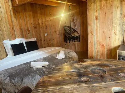 Un ou plusieurs lits dans un hébergement de l'établissement La Cabane Tonneau - Les Pieds dans le Pré