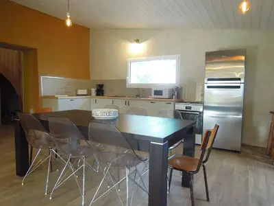 Cuisine ou kitchenette dans l'établissement Terre de Métamorphose Eco-gîtes