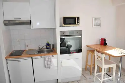 Cuisine ou kitchenette dans l'établissement Confortable appartement à 300m de la plage