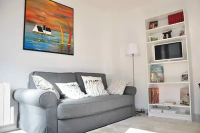 Télévision ou salle de divertissement dans l'établissement Confortable appartement à 300m de la plage
