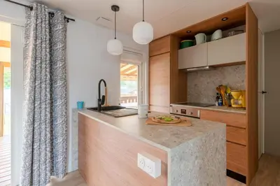 Cuisine ou kitchenette dans l'établissement Mobil-home 40m - Piscine - Jardin