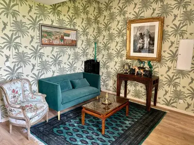 Coin salon dans l'établissement Château de la Pervenchère gîte Exotique