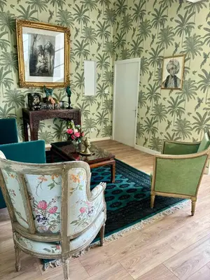 Coin salon dans l'établissement Château de la Pervenchère gîte Exotique