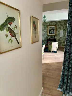 Coin salon dans l'établissement Château de la Pervenchère gîte Exotique