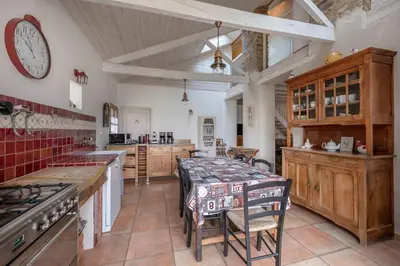 Cuisine ou kitchenette dans l'établissement Gîte les Arcades 25 couchages