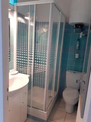 Salle de bains dans l'établissement Studio - Marina 4 - 17 allée des Pinons - 5-2