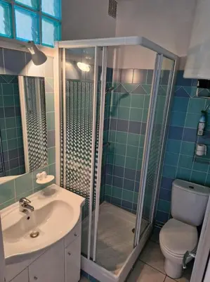 Salle de bains dans l'établissement Studio - Marina 4 - 17 allée des Pinons - 5-2