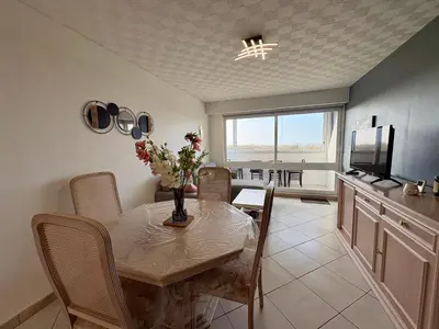 Télévision ou salle de divertissement dans l'établissement Appartement 4/6 pers. les pieds dans l'eau avec parking à St-Hilaire-de-Riez - FR-1-323-516