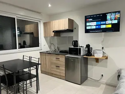 Cuisine ou kitchenette dans l'établissement Studio indépendant & lumineux