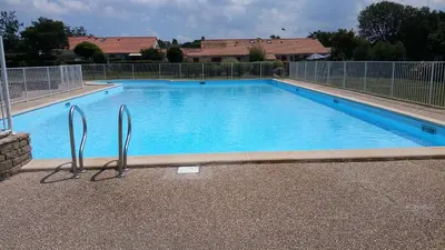 Piscine de l'établissement maison de vacances proche océan ou située à proximité