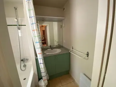Salle de bains dans l'établissement Maison 2 chambres avec terrasse et parking près forêt, plage et pistes cyclables à Saint-Jean-de-Monts - FR-1-323-522