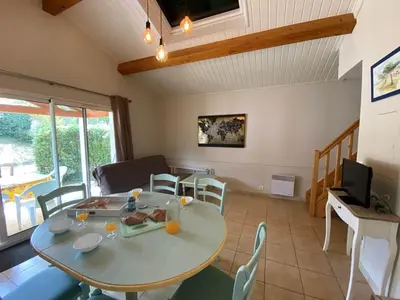 Coin salon dans l'établissement Maison 2 chambres avec terrasse et parking près forêt, plage et pistes cyclables à Saint-Jean-de-Monts - FR-1-323-522