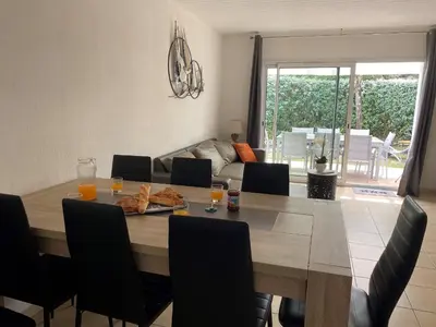 Coin salon dans l'établissement Maison spacieuse près de la forêt avec terrasse et parking privé - FR-1-323-520