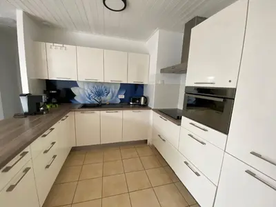 Cuisine ou kitchenette dans l'établissement Maison spacieuse près de la forêt avec terrasse et parking privé - FR-1-323-520