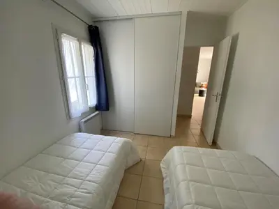 Un ou plusieurs lits dans un hébergement de l'établissement Maison spacieuse près de la forêt avec terrasse et parking privé - FR-1-323-520