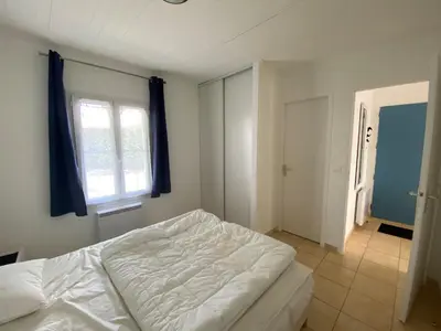 Un ou plusieurs lits dans un hébergement de l'établissement Maison spacieuse près de la forêt avec terrasse et parking privé - FR-1-323-520