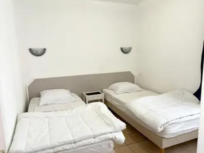 Un ou plusieurs lits dans un hébergement de l'établissement Maison spacieuse près de la forêt avec terrasse et parking privé - FR-1-323-520