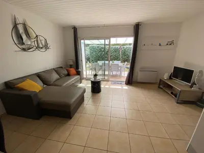 Coin salon dans l'établissement Maison spacieuse près de la forêt avec terrasse et parking privé - FR-1-323-520