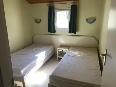 Un ou plusieurs lits dans un hébergement de l'établissement Spacieuse maison à Saint Jean de Monts proche forêt avec terrasse, 3 chambres et parking privé - FR-1-323-524