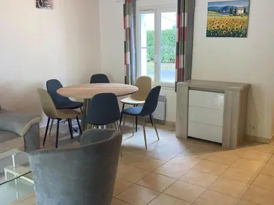 Coin salon dans l'établissement Spacieuse maison à Saint Jean de Monts proche forêt avec terrasse, 3 chambres et parking privé - FR-1-323-524