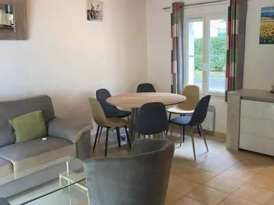 Coin salon dans l'établissement Spacieuse maison à Saint Jean de Monts proche forêt avec terrasse, 3 chambres et parking privé - FR-1-323-524