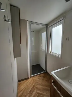 Salle de bains dans l'établissement Mobil home 3 chambres (413)