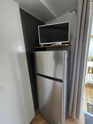 Télévision ou salle de divertissement dans l'établissement Mobil home 3 chambres (413)