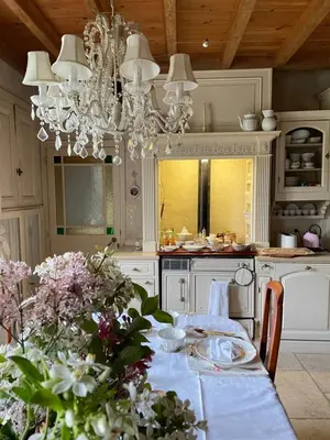 Cuisine ou kitchenette dans l'établissement Chambre de charme dans un jardin de 1500m2