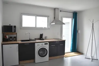 Cuisine ou kitchenette dans l'établissement Studio privatif tout équipé dans résidence de l'hôte