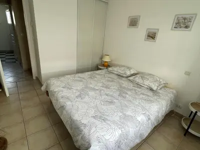 Un ou plusieurs lits dans un hébergement de l'établissement Maison 3 chambres, au calme, proche plage, fibre internet - FR-1-323-525