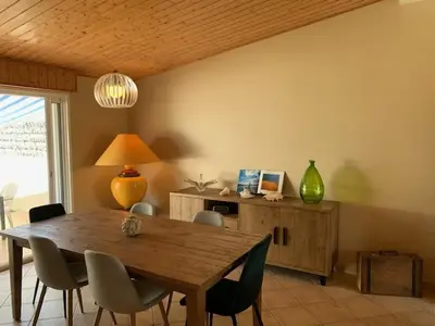 Coin salon dans l'établissement Maison 3 chambres, au calme, proche plage, fibre internet - FR-1-323-525