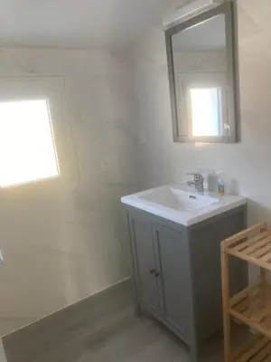 Plan de l'établissement Petite maison à proximité commerces et plage
