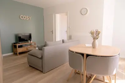 Télévision ou salle de divertissement dans l'établissement La Vie En Gîte (Le Cosy)