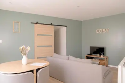 Télévision ou salle de divertissement dans l'établissement La Vie En Gîte (Le Cosy)