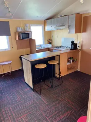 Cuisine ou kitchenette dans l'établissement Mobil Home 5 personnes - Camping *** Les Ollivaud-