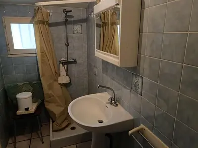 Salle de bains dans l'établissement maison dans hameau 6 km de la mer