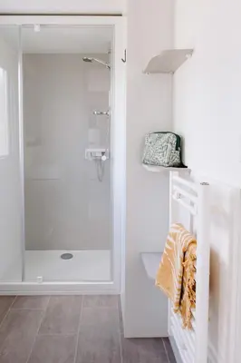 Salle de bains dans l'établissement Slow Village Pornic