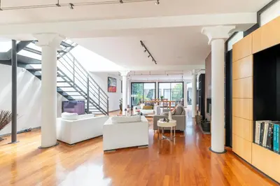 Coin salon dans l'établissement Large fully renovated 250m house